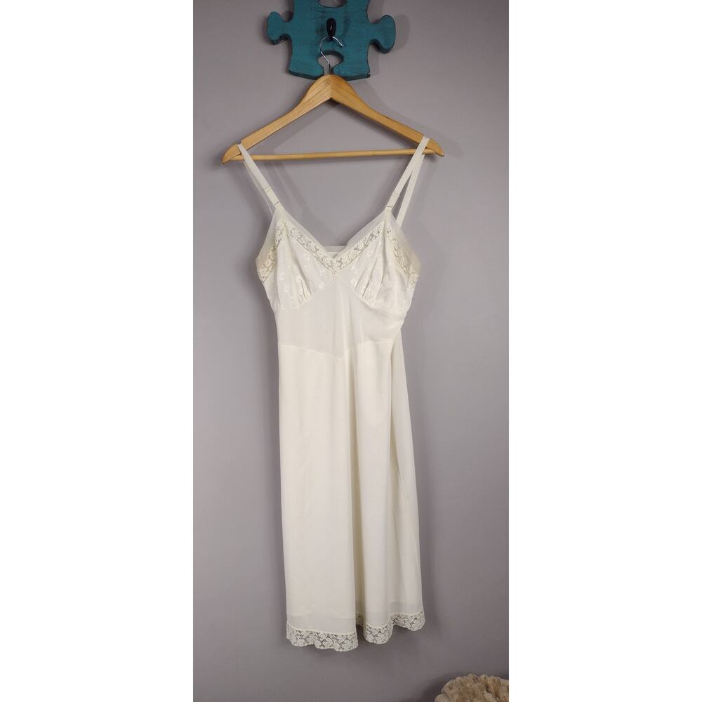 Vintage Pembroke Creme Full Slip Size 32 regular Nylon Lace Adjustable Straps